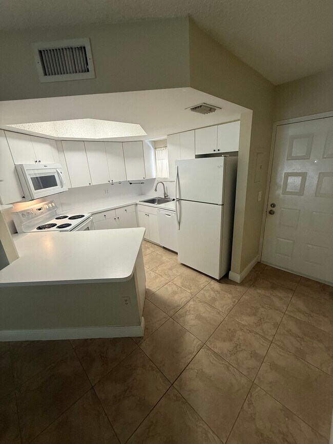 8343 Lake Dr unit 8343Lake Dr Doral FL, Doral, FL 33166 - photo 7