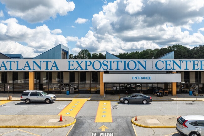 Rosedale Heights is located just minutes from the Atlanta Exposition Center, a major venue that hosts year-round events and the massive Scott Antique Market.