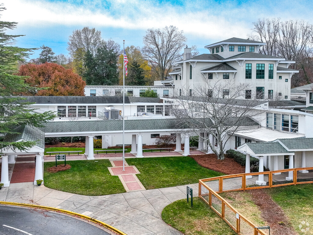 Summit School serves students from age 3 through grade 9 in the Winston-Salem area.