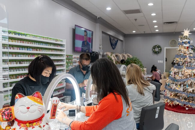 You can get great service with the team at S&T Nails in the Yorktown neighborhood.