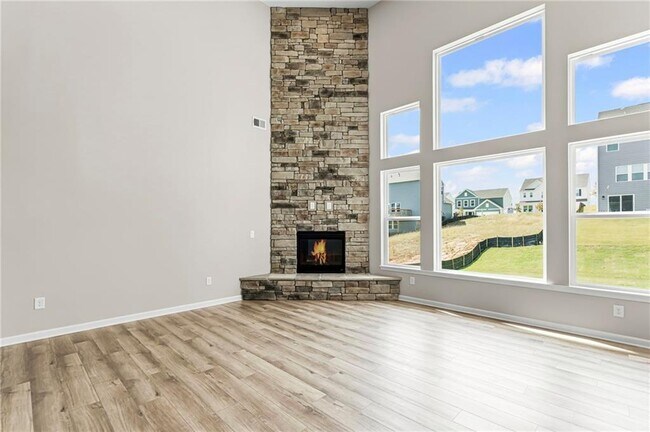 716 Crystal Lake Pkwy, Hoschton, GA 30548 - photo 4