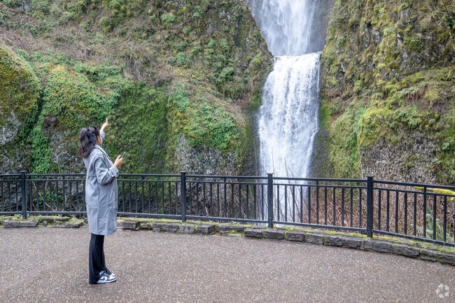 Residents of the Beaver Creek neighborhood can enjoy Multnomah Falls, which is a quick fifteen minute drive away.