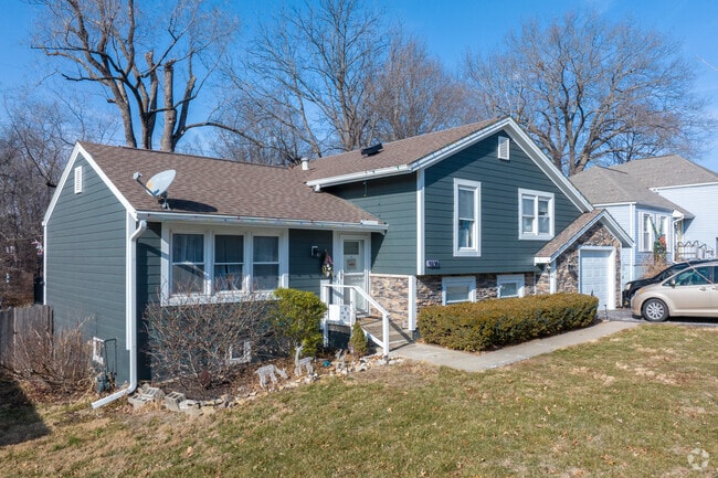 Split-level homes in Davidson come in a wide variety of shapes and colors.