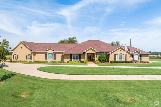 There are a few circle driveways found throughout Deer Creek.