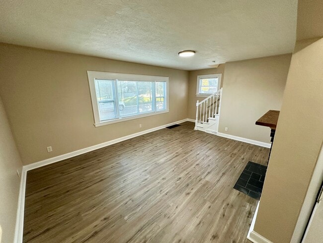 1516 Crescent Rd SW, Canton, OH 44710 - photo 3