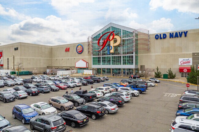Palisades Center near Grand View-on-Hudson features 200+ stores and dining.