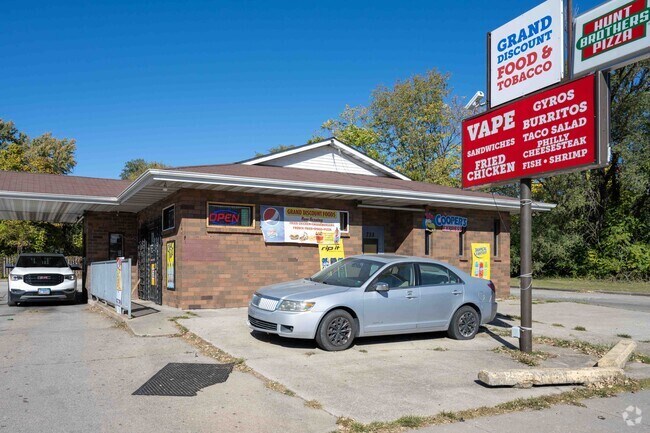 Grand Discount and Pizza in the Martin Luther King area makes delicious fresh homemade food.
