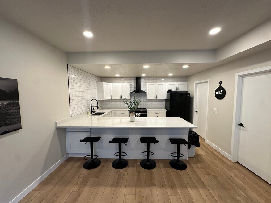 609 N Seven Peaks Blvd unit 18, Provo, UT 84606 - photo 1