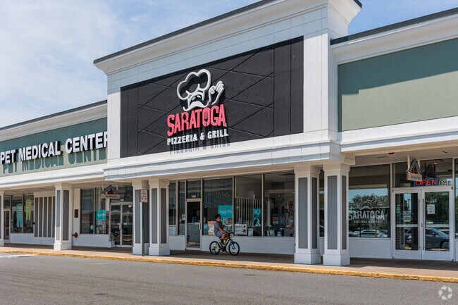 A local favorite, Saratoga Pizzeria in Newington is a great place for lunch.