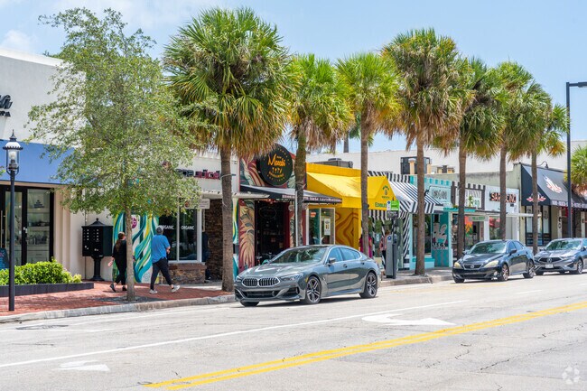 Many fine dining options can be found minutes from Hendricks and Venice Isles.