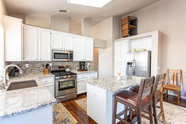 9316 Caulfield Dr, Elk Grove, CA 95758 - photo 4