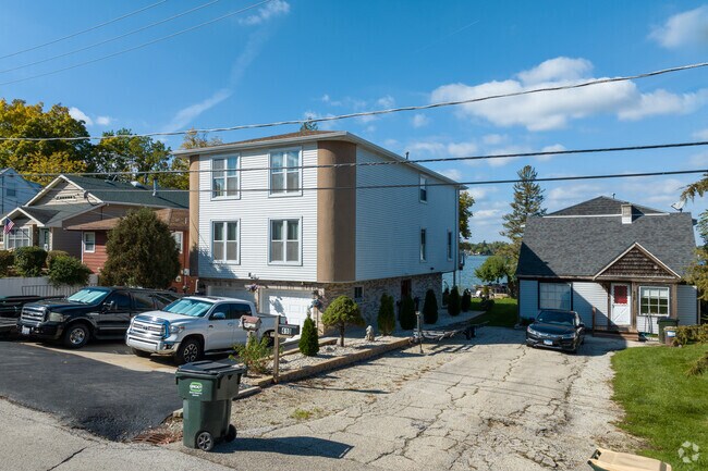 Waterfront properties come in all shapes and sizes in Round Lake Park.