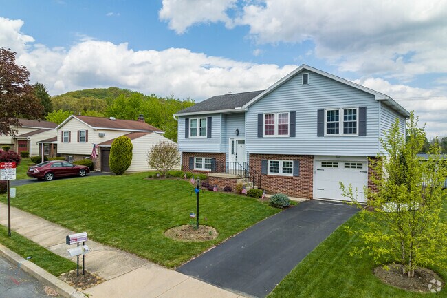 Split-level homes can be found in Saint Lawrence.