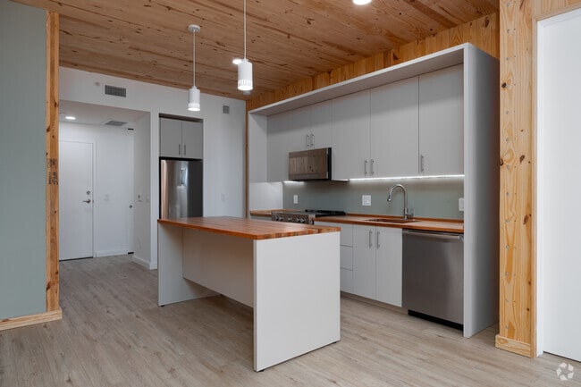 2BR, 2BA - 828SF - Kitchen