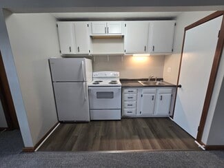 11 N Lake St Unit 1, Madison, OH 44057