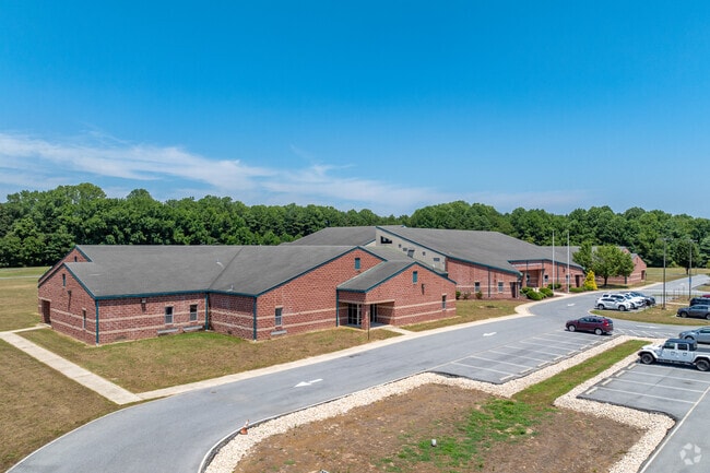 Lake Forest Central Elementary School offers classes for students in grades 4 and 5.