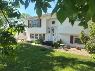 182 8th Ave Unit 182 Lower Unit, Marion, IA 52302