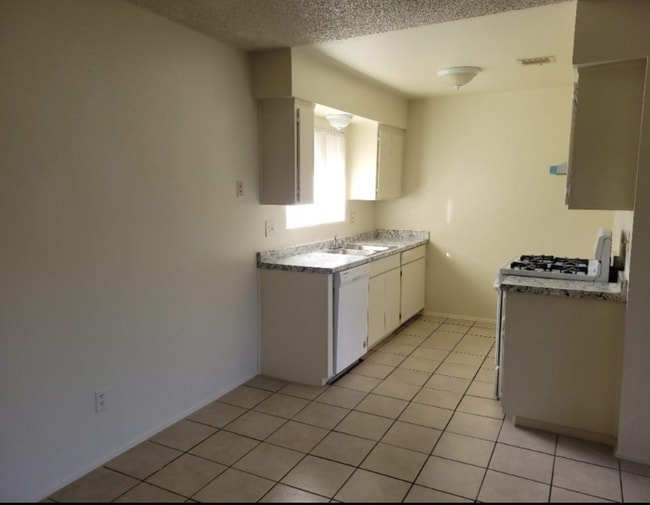 15531 Barranca Way unit 2, Victorville, CA 92394 - photo 5