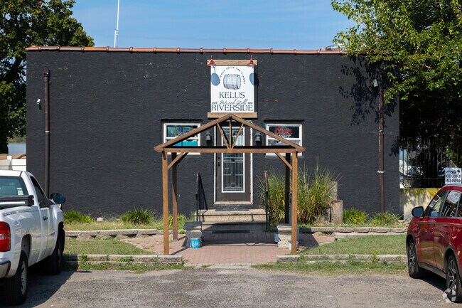 Kelus Riverside Bar & Grill serves delicious burgers and finger foods alongside a nice cool beer.