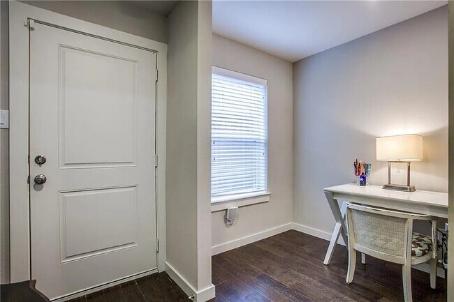 5903 Lindell Ave unit D, Dallas, TX 75206 - photo 2