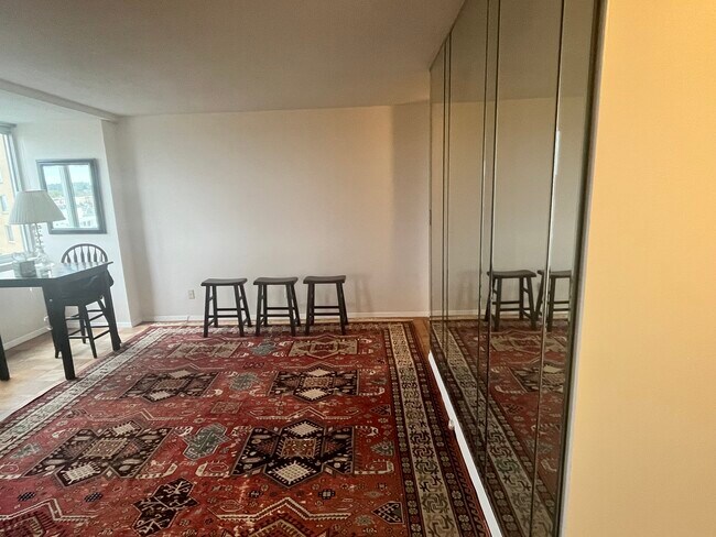 Marina Towers unit 1013, Alexandria, VA 22314 - photo 3