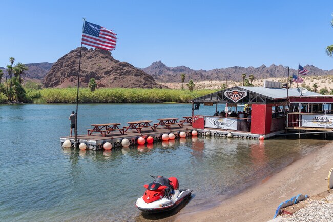 Fox’s Floating Bar, is the perfect pit stop for residents who are traveling by jet ski.