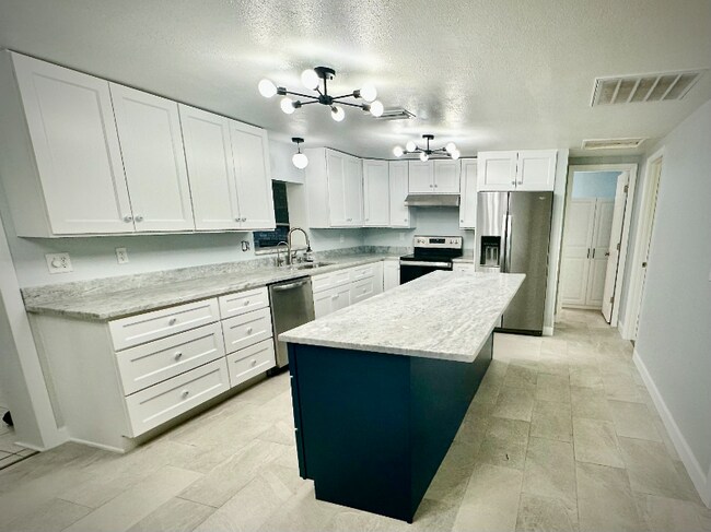 11031 Circle Rd S, Seffner, FL 33584 - photo 6