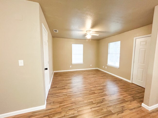 614 W Peach St, Angleton, TX 77515 - photo 3