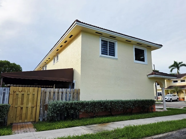 7422 NW 182nd St, Hialeah, FL 33015 - photo 2