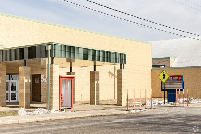 Knox Community Middle School has a student teacher ratio of 15-1.