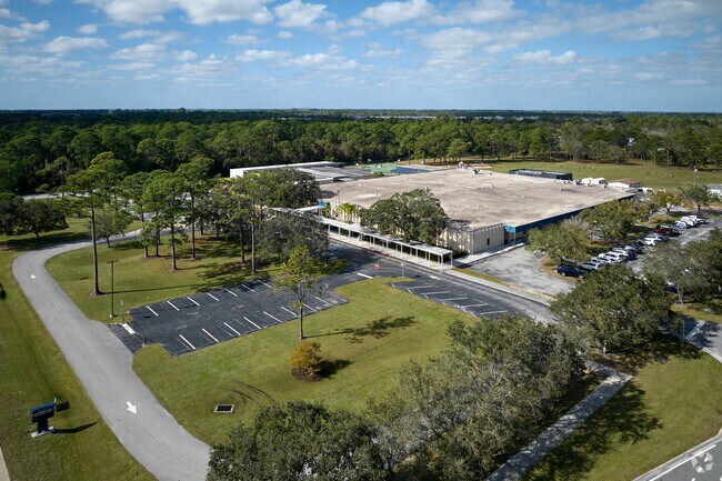 Lakewood Park Elementary School offers a student-teacher ratio of 17:1.