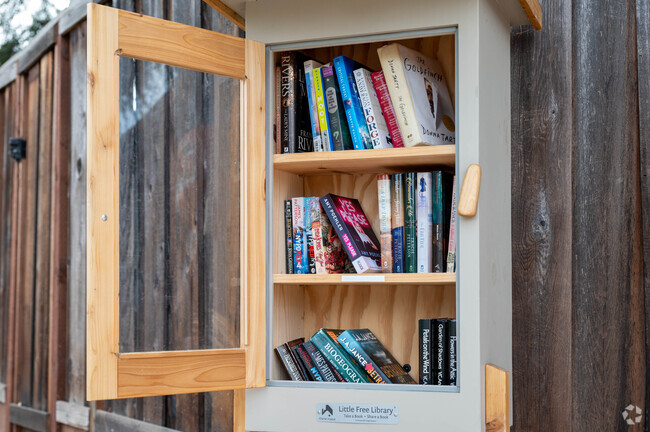 Free tiny library located in the neighborhoods of Heather Glen.