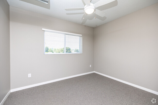 2BR, 2BA - Channel/980 SF