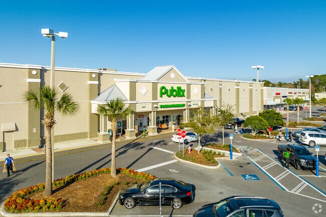 A Publix grocery store is near Arbor Greene.