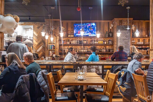 Kraft House N 5 in Powell, Ohio offers New American comfort food and mixed drinks.