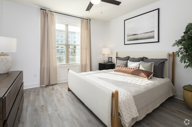 1 BR 1 BA, 819 SF