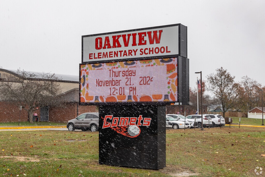 Oakview Elementary School has approximately 293 students in grades K-5.