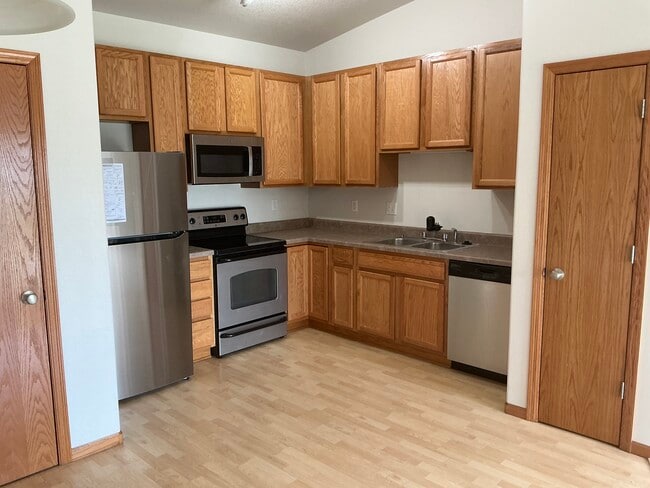 3844 W 4th St unit 10, Waterloo, IA 50701 - photo 2