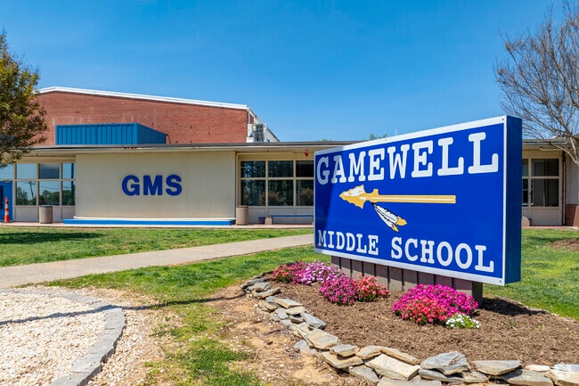 Gamewell Middle School has a student to teacher ratio of 15:1, beating the national average.