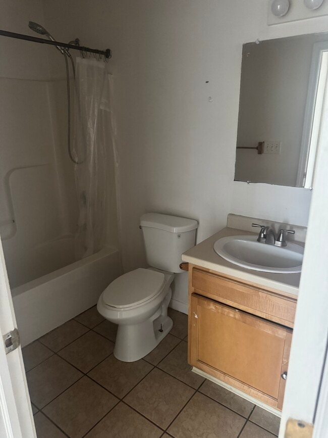 52 Charles St unit Stephen, New Britain, CT 06051 - photo 3