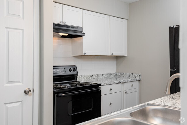 1BR, 1BA - 727SF - Kitchen