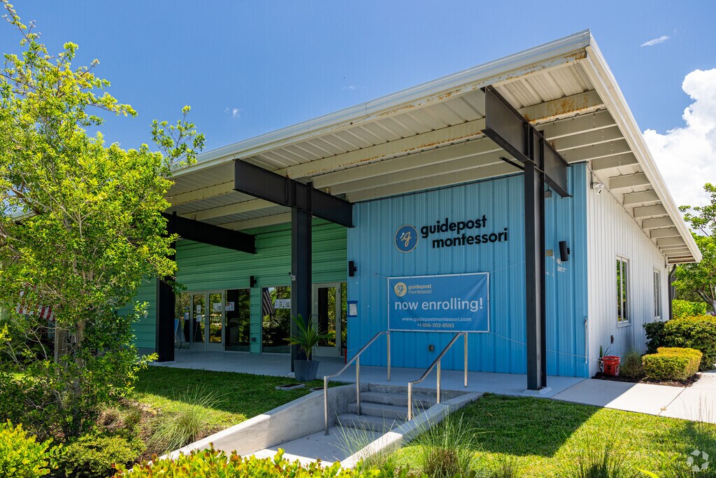 Guidepost Montessori at Naples has a central entrance for students.