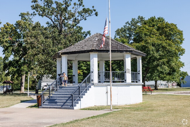 Aurora residents enjoy the amenities at Oak Park.