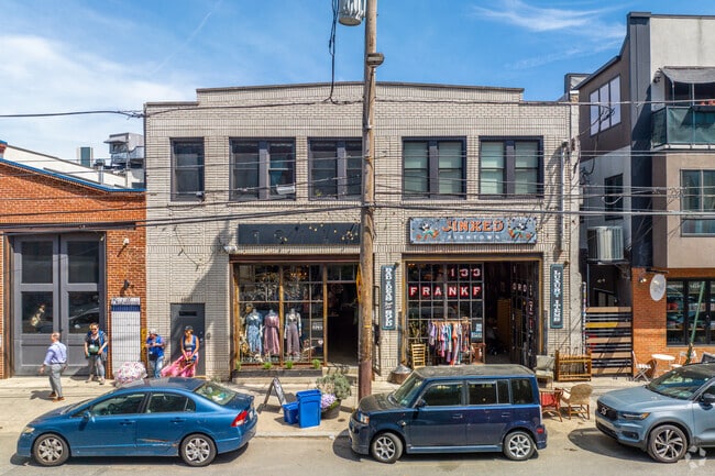 Frankford Ave in Fishtown has many local businesses and boutiques.