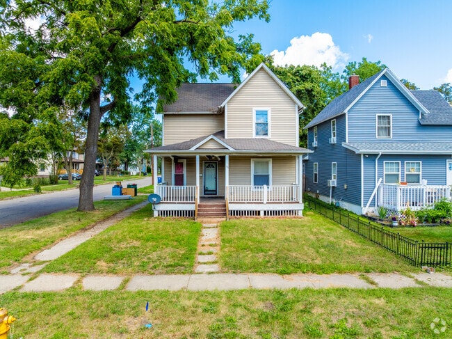 There are also many homes from the early 1900s in Post Franklin.