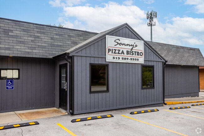 Sonny's Pizza Bistro serves pizza and Italian favorites in their Saylorville patio.