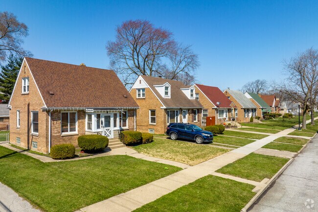 There are rows of Bungalow Homes in Hammond Indiana with large front and back yards.