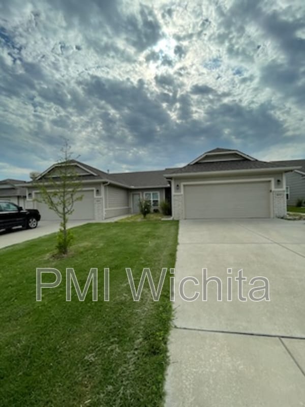 8113 E 34th Ct S, Wichita, KS 67210
