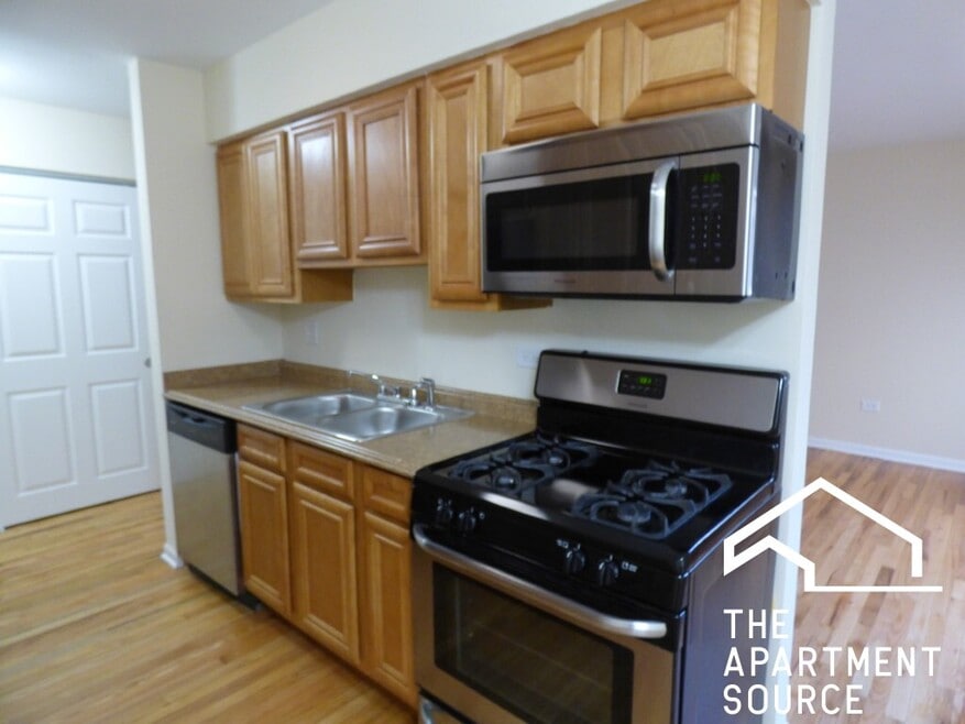 1630 W Estes Ave unit 1F, Chicago, IL 60626 - photo 1