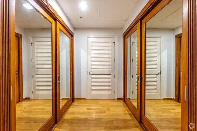 1BR, 1BA - 978SF - CLOSET